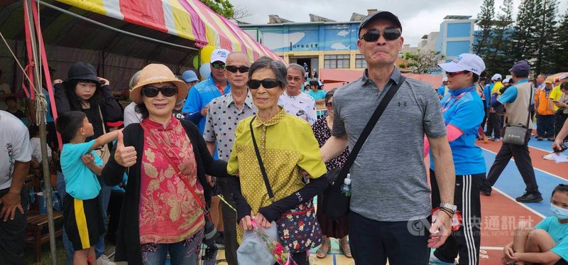 馬公石泉國小10日舉行建校百年校慶暨運動會,96歲校友陳鮑能孝(中)在子女陪同下,專程返校參加。中央社 114年5月10日