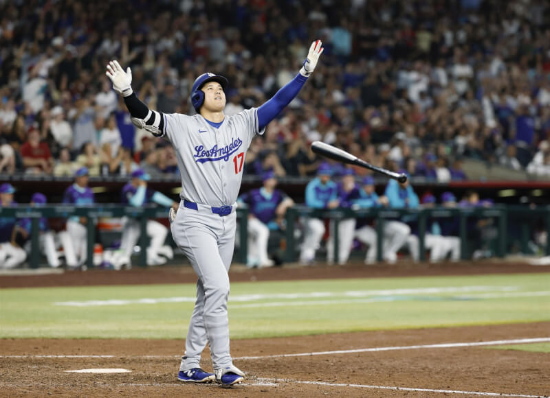 MLB洛杉磯道奇日本籍強棒大谷翔平9局上揮出致勝3分砲,在球場上慶祝。(共同社)
