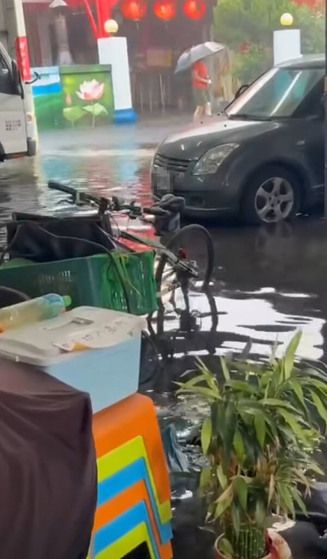 中央氣象署10日上午針對中部地區發布大雨特報,彰化縣雨勢忽小忽大,不過在彰化市及溪湖鎮因雨勢太大,發生土石流及淹水災情。圖為溪湖鎮道路積淹水,積水最深一度達腳踝位置。(民眾提供)中央社記者吳哲豪傳真 114年5月10日