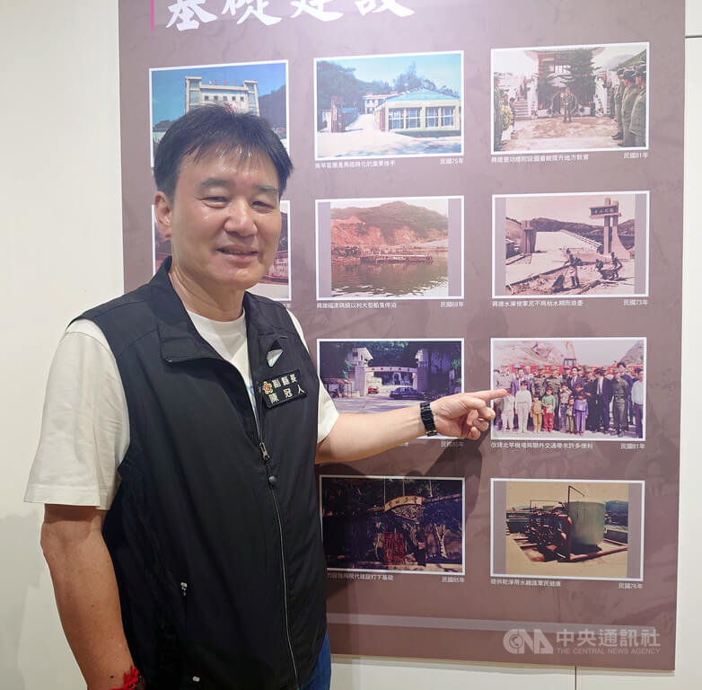 馬祖防衛指揮部慶祝60週年隊慶,10日起至25日止於馬祖民俗文物館展出「馬祖映憶照片展」與雲台書畫聯展。其中照片展以一張張珍貴的老照片,回顧戰地政務時期國軍促進地方發展,軍民一家的歷史。圖為獲邀參觀的連江縣副縣長陳冠人(圖),指著老照片中的出現的父親。中央社記者潘欣彤攝 114年5月10日