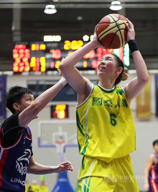 第20屆WSBL超級女子籃球聯賽10日在板橋體育館進行總冠軍賽第4戰,國泰女籃陣中黃鈴娟(右)全場拿下15分外帶6籃板、4助攻,率隊以72比63奪勝、拿下總冠軍。中央社記者趙世勳攝 114年5月10日