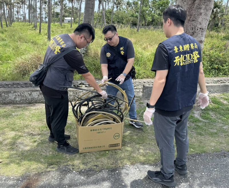 台東縣刑警大隊破獲竊取電纜線集團,逮捕4名集團成員,楊姓主嫌遭法院羈押禁見。警方表示,電纜線大多是高壓電纜線,常有竊賊因此被電死。(台東警方提供)中央社記者盧太城台東傳真 114年5月10日