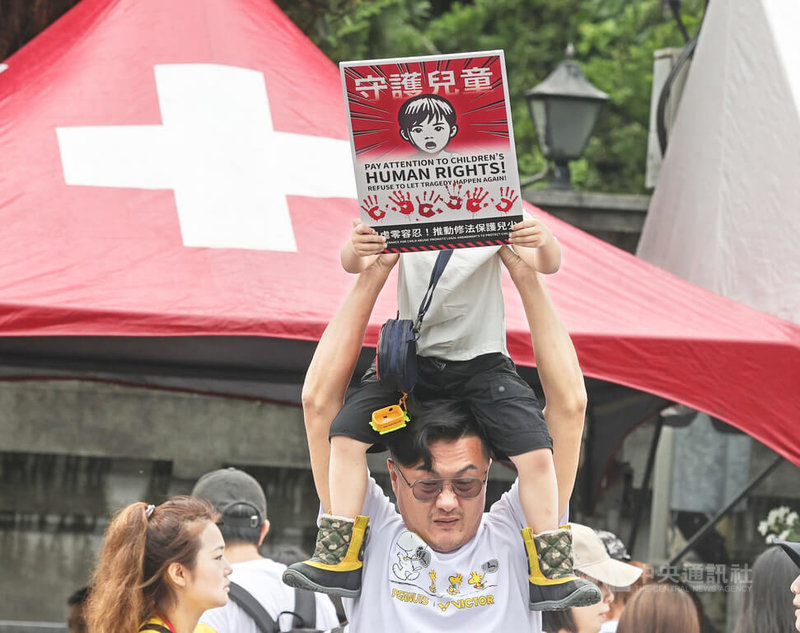 「終結兒虐.陪你長大」護兒集會行動10日下午在凱達格蘭大道登場,高喊「兒虐零容忍」,吸引不少家長帶著小朋友站出來聲援,呼籲社會各界共同守護兒少。中央社記者謝佳璋攝 114年5月10日