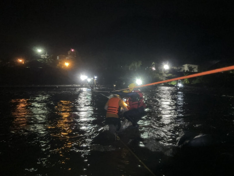 花蓮縣豐濱鄉八里灣10日溪水暴漲,23名登山客受困,消防局特搜大隊獲報前往救援,架設橫渡繩索,深夜協助全數山友渡溪脫困。(花蓮縣消防局提供)中央社記者李先鳳傳真 114年5月11日