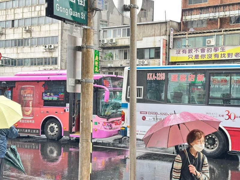 台北市文山區興隆路和羅斯福路五段路口11日下午發生2輛公車碰撞事故,造成251路線公車前擋風玻璃碎裂,幸車上人員未受傷。(民眾提供)中央社記者黃麗芸傳真 114年5月11日