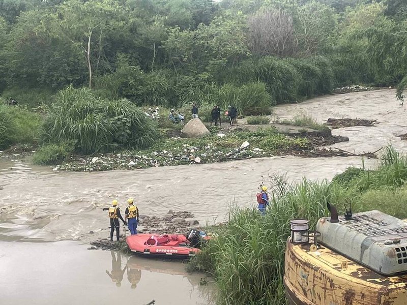 13名外籍移工10日晚間至台中大肚圳抽水站旁沙洲釣魚,11日凌晨大雨後溪水暴漲,13人受困,消防局上午派遣船艇到場協助移工脫困,幸無人受傷。(台中市消防局提供)中央社記者蘇木春傳真 114年5月11日