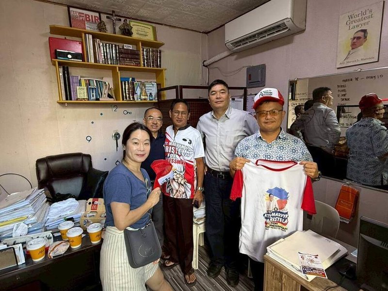 菲律賓將於12日舉行期中選舉,台灣自由選舉觀察協會也組織觀選團來菲。圖為團員拜會一名地方候選人。(台灣自由選舉觀察協會提供)中央社記者林行健馬尼拉傳真 114年5月11日