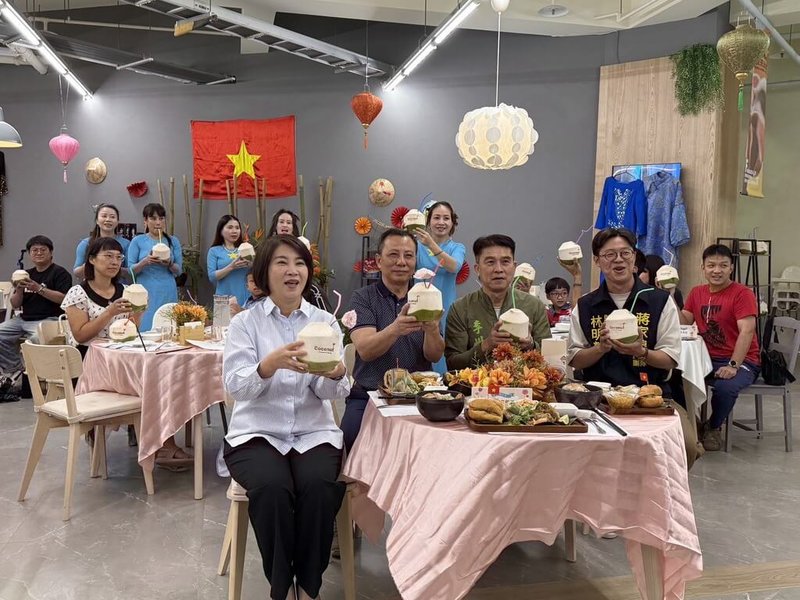 屏東縣政府串聯各季節代表性農產與農創品牌舉辦主題市集,還有產地餐桌系列,以在地食材結合異國料理,縣長周春米(前左)11日出席活動,歡迎民眾前來體驗屏東農產從田間到餐桌的美味旅程。(屏東縣政府提供)中央社記者李卉婷傳真 114年5月11日