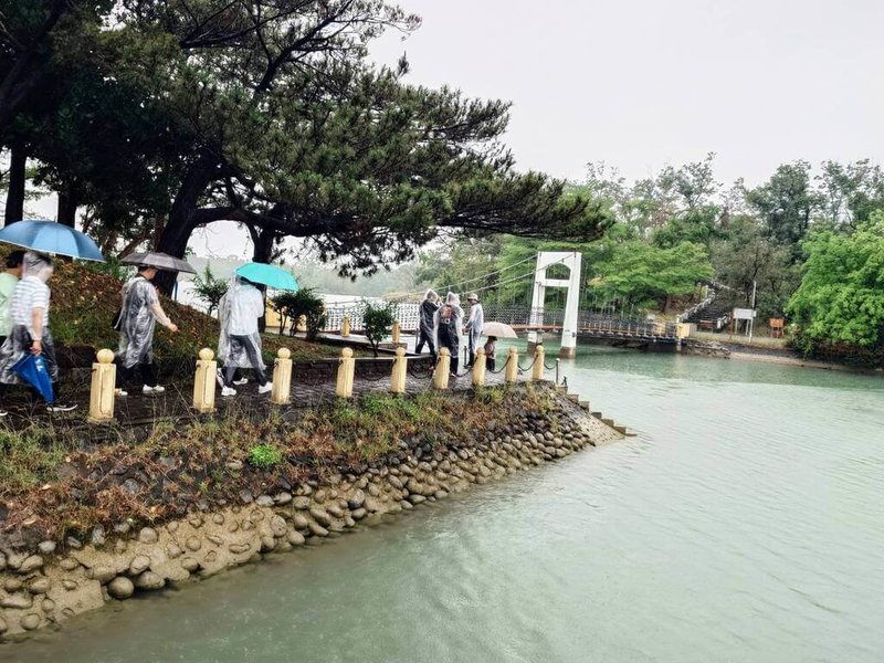 高雄市政府將接管澄清湖風景區,11日實地勘查園區步道系統,了解園區現況及未來發展需求。(高雄市交通局提供)中央社記者蔡孟妤傳真 114年5月11日