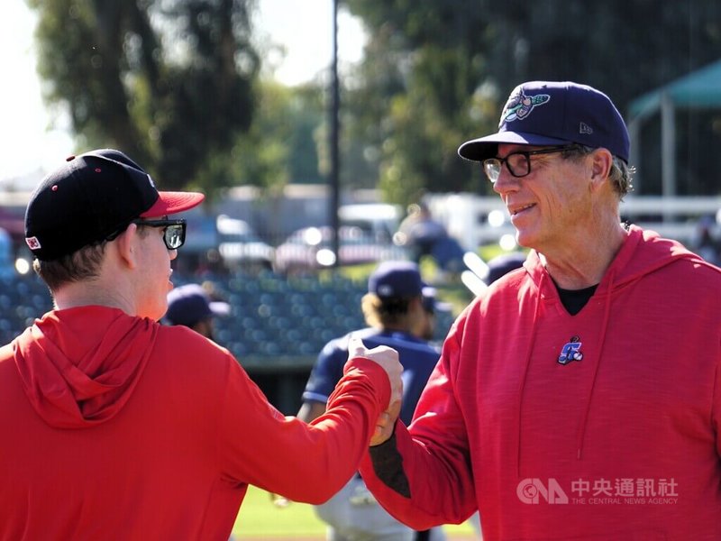 美國職棒運動家小聯盟1A投手教練戈特(右)認為,球員在小聯盟的重要目標是累積經驗、打好基礎,無論是好或壞都要在小聯盟經驗過一次。中央社記者林宏翰洛杉磯攝 114年5月11日