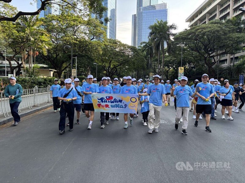 旅菲台商與僑界人士11日透過晨跑,支持台灣參與世界衛生組織及世界衛生大會。駐菲代表周民淦(前排右4)也偕館員參加。中央社記者林行健馬卡蒂市攝 114年5月11日