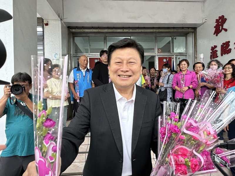 國民黨花蓮縣黨部11日召開記者會,國民黨立委傅崐萁(前中)贈送花蓮市婦女會等康乃馨,祝福母親節快樂。中央社記者李先鳳攝 114年5月11日