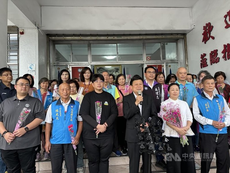 國民黨立委傅崐萁(前排左4)與妻子、花蓮縣長徐榛蔚(前排右2)11日母親節致贈花蓮市婦女會等康乃馨,並以家和萬事興喊話總統賴清德,盼朝野團結、和諧面對全球性經濟撞擊。中央社記者李先鳳攝 114年5月11日