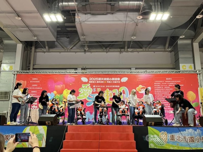第10屆台北市「愛天使愛心園遊會」11日母親節登場,特教生們在媽媽陪同下拍打節拍,演奏「感恩有妳」,向母親致謝。中央社記者楊淑閔攝 114年5月11日