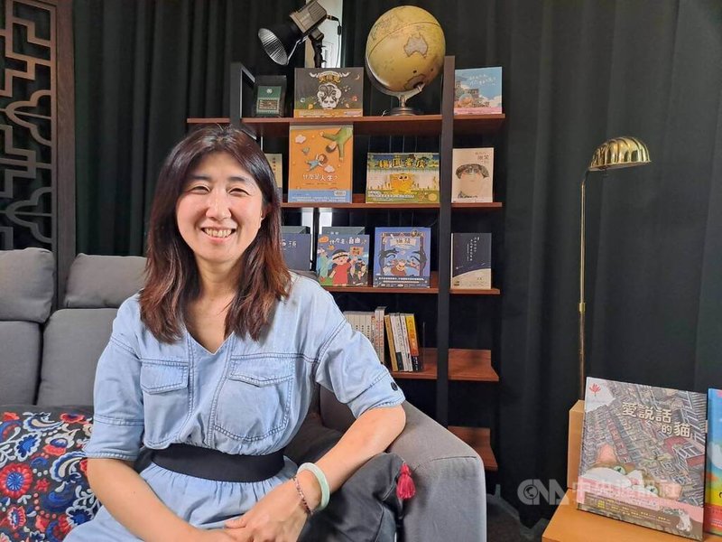 香港作家謝傲霜在台灣度過第4個母親節。她說,作為單親母親帶著有特殊學習需要的兒子來台灣生活,雖然辛苦,但也很開心。中央社記者陳鎧妤台北攝 114年5月11日