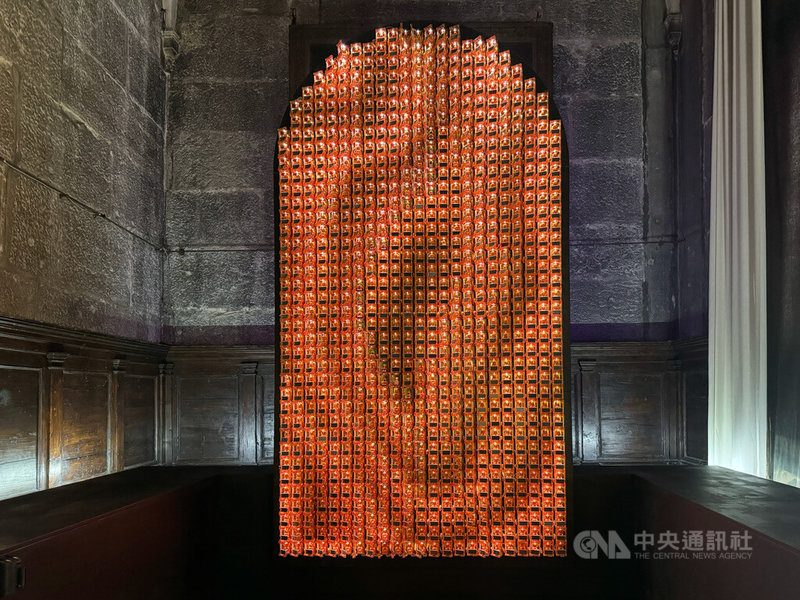 2025年威尼斯建築雙年展中,台灣館以一整面由精密電子系統控制的光明燈牆,展現庶民文化背後蘊含的高科技實力。中央社記者劉郁葶威尼斯攝 114年5月11日