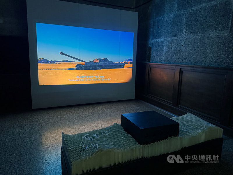 2025年威尼斯建築雙年展,台灣館定時播放入圍2024年奧斯卡最佳紀錄短片的「金門」(Island in Between),這部片隱喻台灣的認同處境和不確定性。中央社記者劉郁葶威尼斯攝 114年5月11日