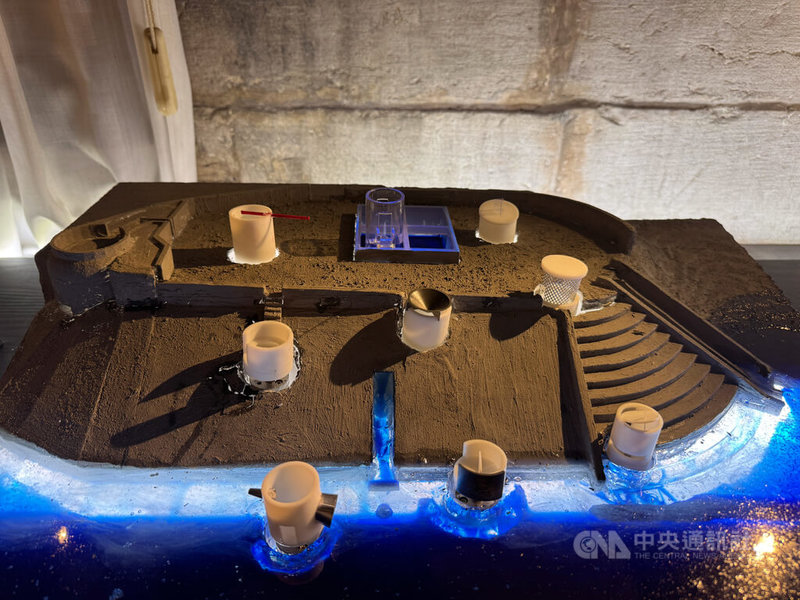2025年威尼斯建築雙年展中,台灣館展出馬祖廢棄軍事基地的塔體模型,呼應馬祖靠近中國的地緣敏感性,重新定義邊陲島嶼的存在方式。中央社記者劉郁葶威尼斯攝 114年5月11日