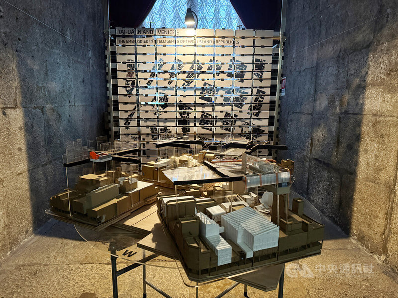 2025年威尼斯建築雙年展中,台灣館作品「大員與威尼斯:體現的島嶼共和國智慧」對照台南與威尼斯兩座歷史古都,在城市結構上的發展差異,以辦桌形式呈現台南蕃薯崎街廓模型,透過旋轉桌面讓內外空間翻轉,映射兩地由橋與騎樓串連的島嶼的城市智慧。中央社記者劉郁葶威尼斯攝 114年5月11日