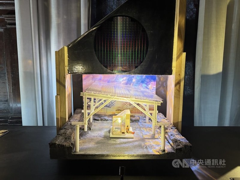 2025年威尼斯建築雙年展中,台灣館作品「七股離漂」以台南市七股區為中心,探討在「漁電共生」模式下,出現創新浮動微型漁民住房單元,透過交叉層積木材,結合現有的太陽能基礎設施,創造整合能源、水與氣候控制系統的節能生活空間。中央社記者劉郁葶威尼斯攝 114年5月11日