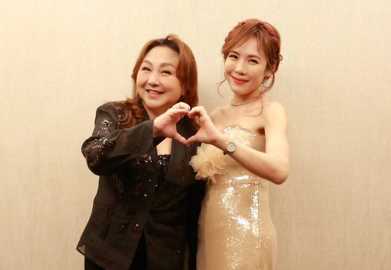 歌手吳申梅(右)近日參加「穿越紅人Show」懷舊音樂會,民歌天后鄭怡(左)親自出席應援。(吳申梅提供) 中央社記者陳怡璇傳真 114年5月11日