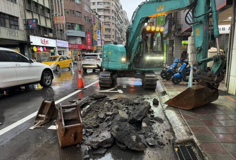 新北市永和區中正路11日發生地面塌陷,出現2公尺長的坑洞,養工處獲報派員開挖搶修。(養工處提供)中央社記者王鴻國傳真 114年5月11日