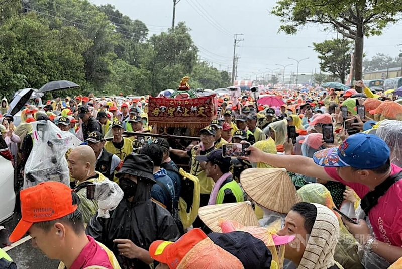 苗慄縣通霄鎮白沙屯拱天宮媽祖進香11日上午完成換轎儀式,拱天宮媽祖改乘8人擡大轎繼續北返,大批信眾冒雨跟隨鑾轎。中央社記者管瑞平攝 114年5月11日