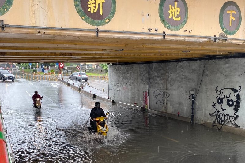 桃園市中壢區中新地下道疑因連續大雨造成抽水馬達故障,11日出現積水約20公分狀況,當地東興里里長莊英起已通知區公所緊急搶修。(莊英起提供)中央社記者吳睿騏傳真 114年5月11日