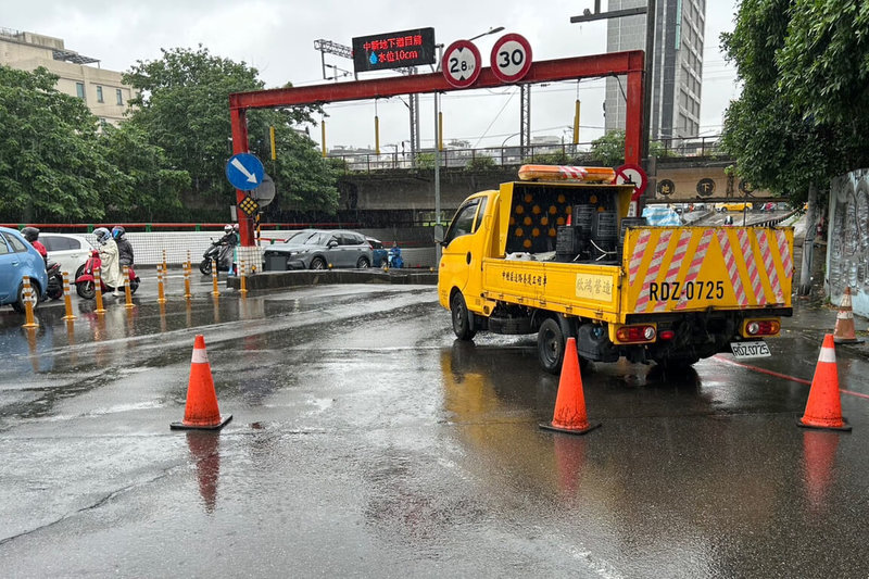 桃園市中壢區中新地下道疑因連續大雨造成抽水馬達故障,11日積水約20公分,廠商已緊急搶修,中壢警分局也派員協助封鎖現場,呼籲民眾注意安全。(莊英起提供)中央社記者吳睿騏傳真 114年5月11日