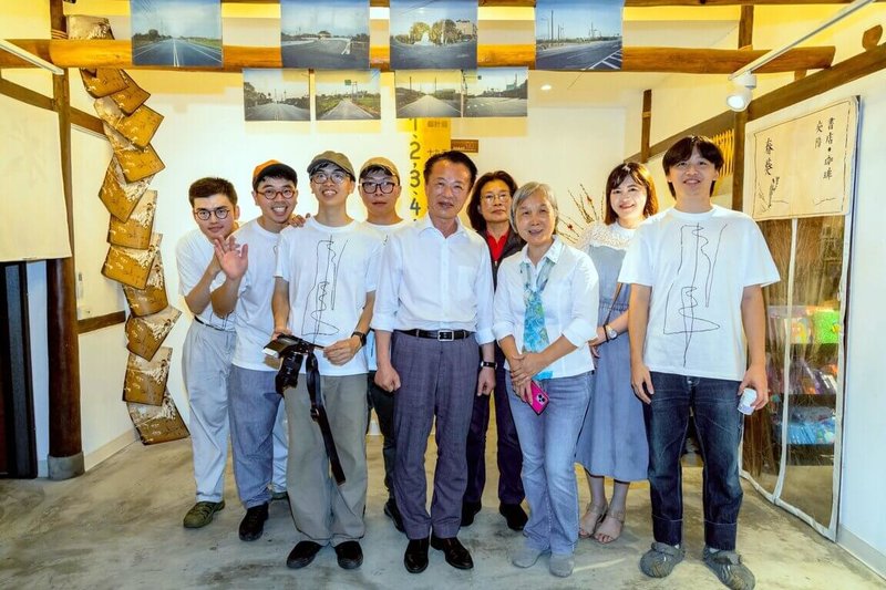 嘉義縣回鄉青年及藝術同好組成創作團隊,完成在六腳鄉1個月駐地創作,成果展10日晚間開幕,縣長翁章梁(前右3)到場觀展,並與創作團隊合影。(嘉義縣政府提供)中央社記者黃國芳傳真 114年5月11日