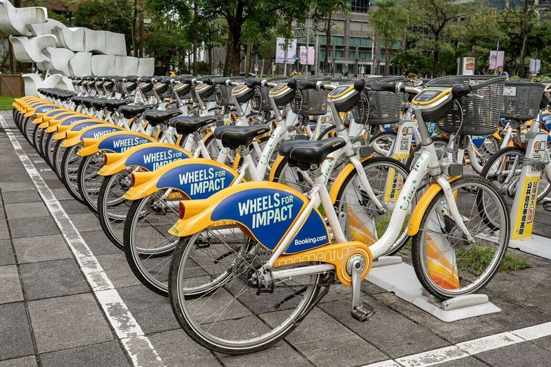 旅遊業者Booking.com攜手YouBike推出Wheels For Impact計畫,即日起至7月7日,騎乘Booking.com聯名YouBike,有機會抽中住宿券,盼鼓勵更多人以行動支持低碳旅行。(Booking.com提供)中央社記者余曉涵傳真 114年5月11日