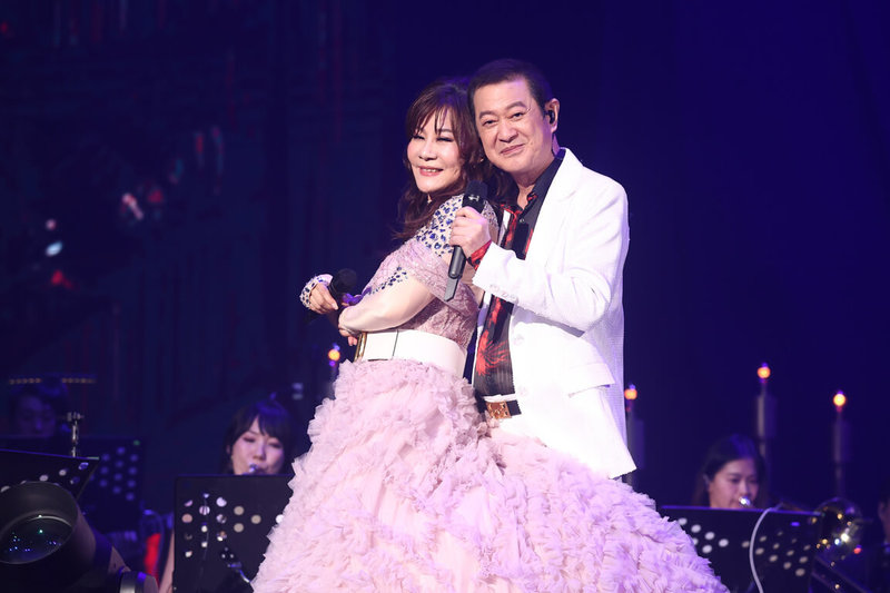 歌手龍千玉(左)、蔡小虎(右)11日在「2025真愛秀.藍寶石大歌廳」演唱會合體,龍千玉受訪笑說,「只要有小虎哥在,我唱情歌特別有感覺」。(高雄流行音樂中心提供)中央社記者洪素津傳真 114年5月11日