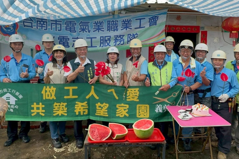 母親節到來,台南市政府勞工局「做工行善團」11日仍出勤至後壁區為弱勢修屋,市長夫人劉育菁(左5)特別帶著大西瓜與火鶴花慰問參與志工。(台南市勞工局提供)中央社記者楊思瑞台南傳真 114年5月11日