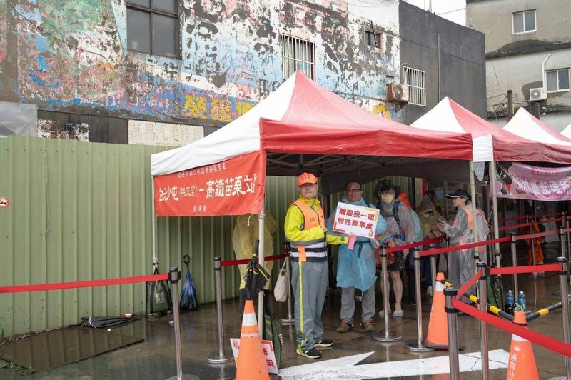 苗慄縣通霄鎮白沙屯拱天宮媽祖進香10天9夜路程11日進入尾聲,下午回鑾安座,交通部指出,截至晚間6時,公路局「白沙屯拱天宮往返高鐵苗慄站直達公路客運路線」已發車124班,仍是班班滿載。(交通部提供)中央社記者余曉涵傳真 114年5月11日