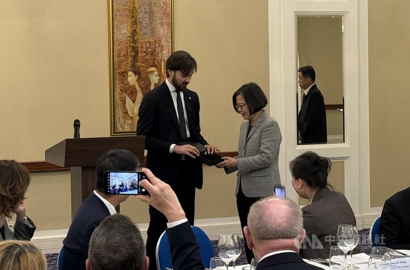 前總統蔡英文(右)出訪立陶宛,立陶宛國會友台小組主席巴洛諾瓦(左)致贈象徵立陶宛文化的琥珀,希望這份禮物能成為蔡英文此行的美好回憶。中央社記者游堯茹維爾紐斯攝 114年5月11日