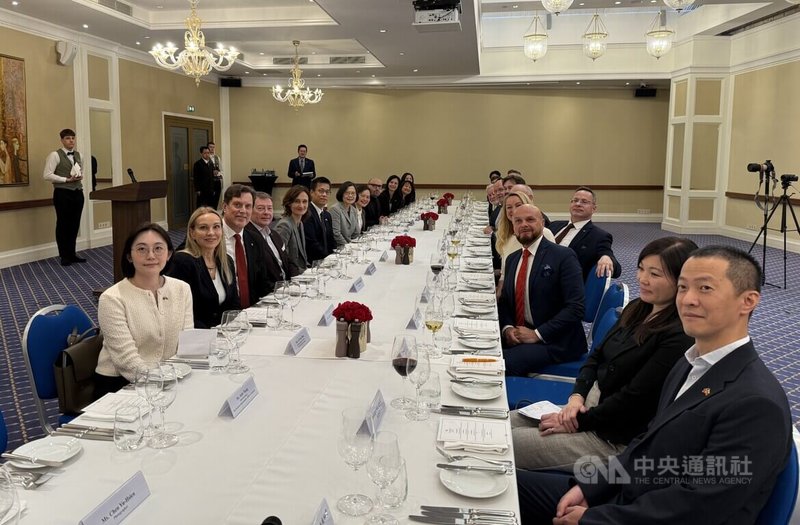 前總統蔡英文出訪立陶宛,10日晚間出席晚宴與立陶宛友台議員進行交流。蔡英文感謝立陶宛議員的支持,也感謝立陶宛政府與人民對台灣的堅定聲援。中央社記者游堯茹維爾紐斯攝 114年5月11日