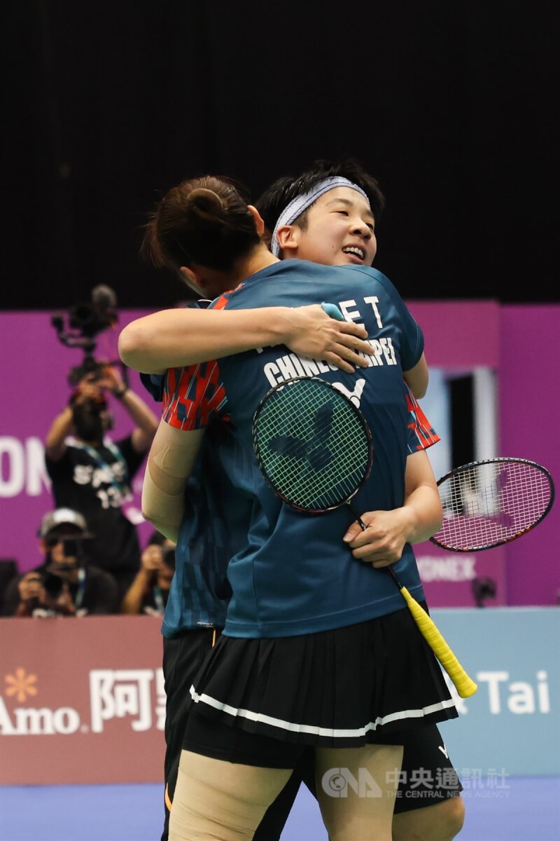 台灣羽球女雙組合謝沛珊(後)、洪恩慈(前)11日在BWF台北羽球公開賽冠軍戰擊敗日本對手奪冠,賽後兩人開心相擁。中央社記者吳家昇攝 114年5月11日