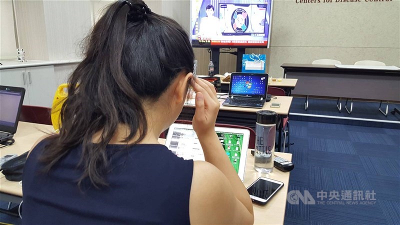 偏頭痛是一種「疾病」,多數偏頭痛是單側搏動性,少部分會出現雙側頭痛。醫師提醒,急性止痛非治本,頭痛1週逾1次,建議使用預防性藥物。(中央社檔案照片)
