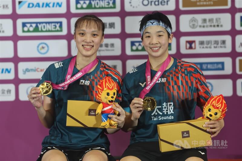 BWF台北羽球公開賽11日在台北小巨蛋舉行冠軍戰,台灣羽球女雙組合謝沛珊(右)、洪恩慈(左)擊敗日本對手奪冠,兩人拿著金牌合影。中央社記者吳家昇攝 114年5月11日