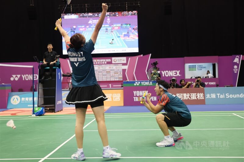 BWF台北羽球公開賽11日在台北小巨蛋舉行冠軍戰,台灣羽球女雙組合謝沛珊(前右)、洪恩慈(前左)擊敗日本對手奪冠,賽後兩人興奮歡呼。中央社記者吳家昇攝 114年5月11日
