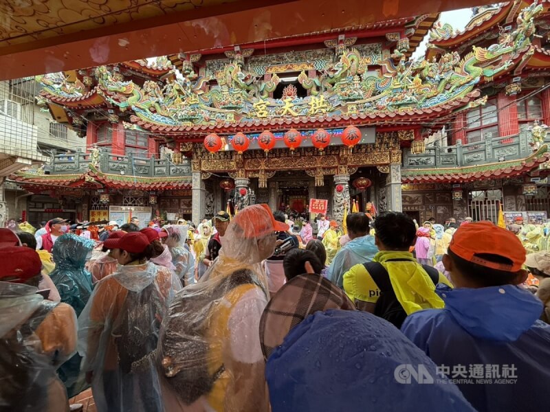 苗栗縣通霄鎮白沙屯拱天宮媽祖進香活動11日回宮安座,圓滿完成今年為期10天9夜來回逾300公里的進香之旅,儘管天氣陰雨,信徒熱情絲毫不減,冒雨迎接媽祖回宮。中央社記者管瑞平攝 114年5月11日