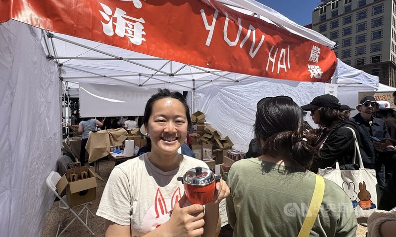 台灣柑仔店雲海嚴選合夥人林思妤在舊金山台灣文化節受訪,談關稅對小商家造成衝擊。中央社記者張欣瑜舊金山攝 114年5月11日