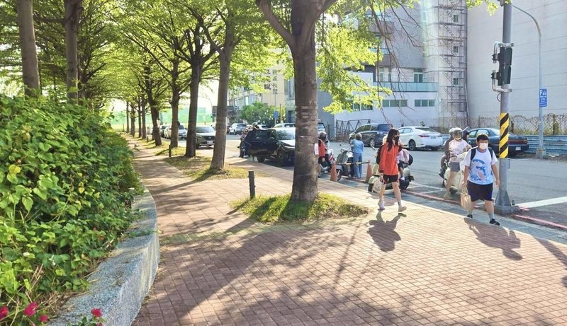 高雄市左營區文府國中通學步道原本沒有鋪面、雜草與顯得髒亂,經重新設計改善,如今完工後綠樹成蔭,學生們上、下學更安全與舒適。(高雄市教育局提供)中央社記者蔡孟妤傳真 114年5月11日
