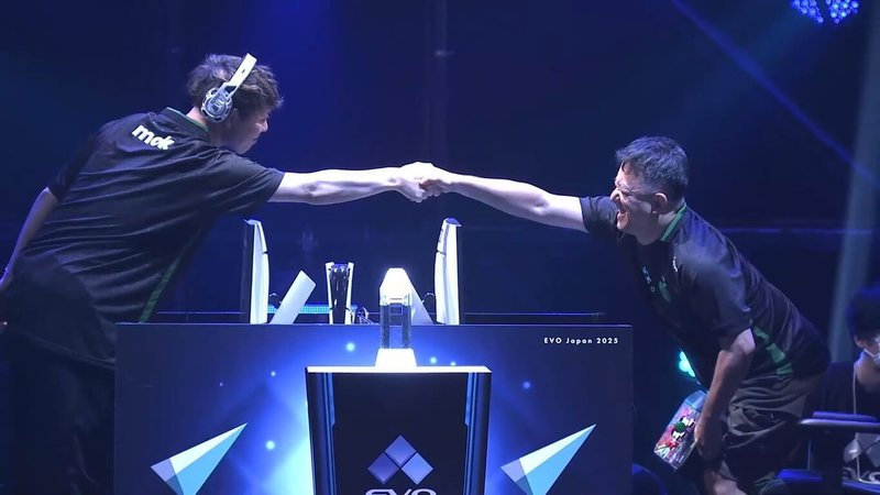 台灣電競名將林家弘(ET)(右)在日本電競盛事EVO(Evolution Championship Series)Japan表現亮眼,在「格鬥天王XV」決賽以3比1擊敗日本選手mok(左),完成2連霸。(林家弘提供)中央社記者陳容琛傳真 114年5月11日