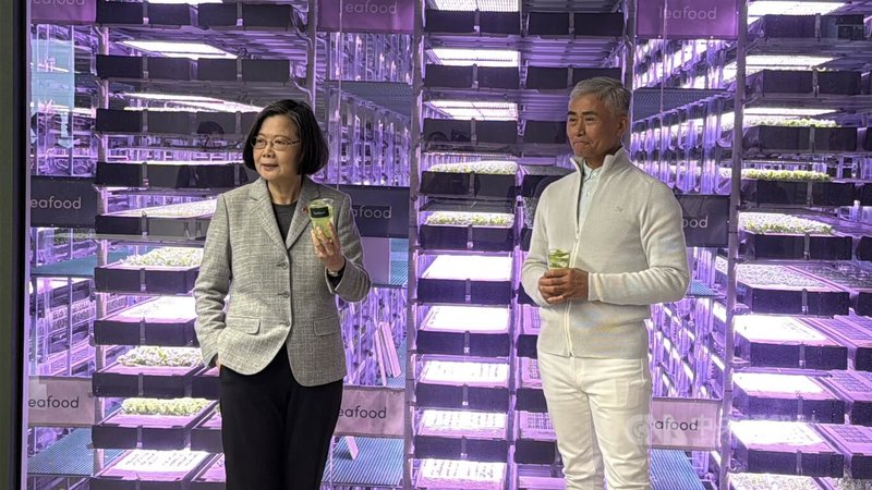 蔡英文(左)參訪台立合作打造的垂直農場,台灣源鮮農業生物科技公司董事長蔡文清(右)特別以現場摘取的萵苣、蘋果與鳳梨調製「綠拿鐵」果汁,請蔡英文品嚐,讓蔡英文在「乾杯」後大讚好喝又健康。中央社記者遊堯茹維爾紐斯攝 114年5月11日