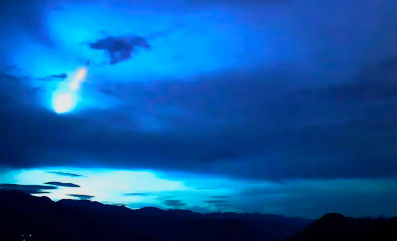 超大火流星於9日深夜11時47分劃過台灣夜空,瞬間照亮大地,阿里山國家風景區的即時影像鏡頭也捕捉到珍貴影像畫面。圖為隙頂生力農場拍下畫面。(翻攝畫面)中央社記者蔡智明傳真 114年5月10日