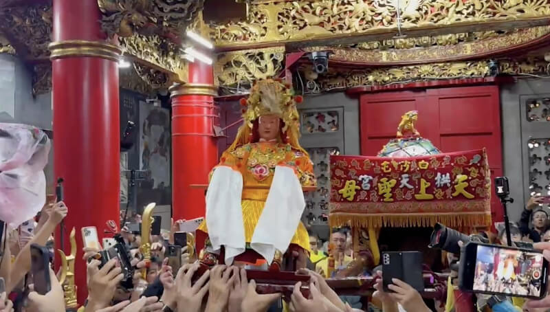 苗栗縣通霄鎮白沙屯拱天宮媽祖完成10天9夜徒步進香之旅,鑾轎11日下午在萬眾「進喔!進喔!」聲中三進三退、進入拱天宮,接著由工作人員請出媽祖神尊入殿安座。(民眾提供)中央社記者管瑞平傳真 114年5月11日