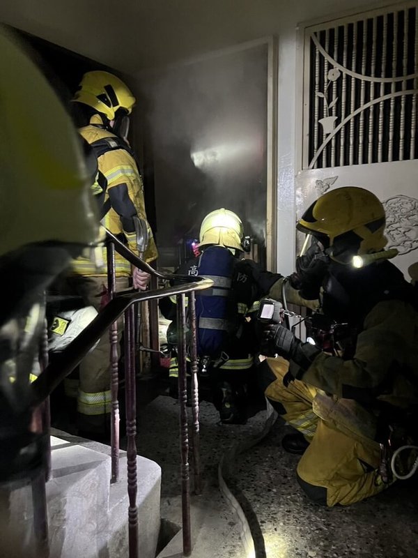 高雄市鳳山區5層樓公寓10日深夜發生火警，搜救人員在2樓救出一對昏迷父子，送醫搶救仍宣告不治。（高雄市鳳山警分局提供）中央社記者洪學廣傳真  114年5月11日