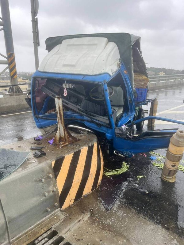 台61線西部濱海快速公路南下大城交流道附近路段11日發生車禍,駕駛小貨車的林姓男子疑似天雨加上恍神、緊張撞上安全島,車頭嚴重變形,幸林男意識清楚,送醫無大礙。(民眾提供)中央社記者吳哲豪傳真 114年5月11日