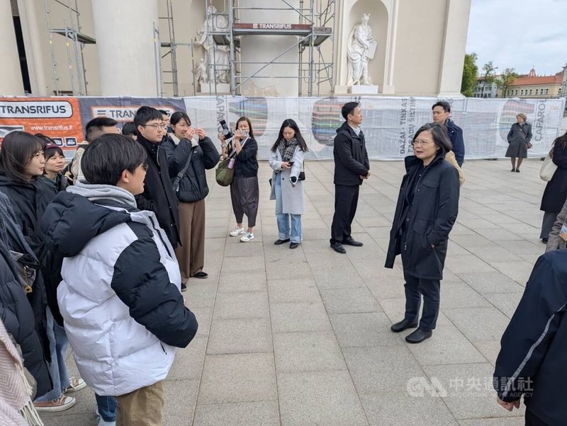 前總統蔡英文訪立陶宛,11日下午在維爾紐斯與約20位當地台灣留學生和交換生親切交流。蔡英文為學生加油打氣,並且叮嚀他們要照顧自己,場面溫馨。中央社記者遊堯茹維爾紐斯攝 114年5月12日